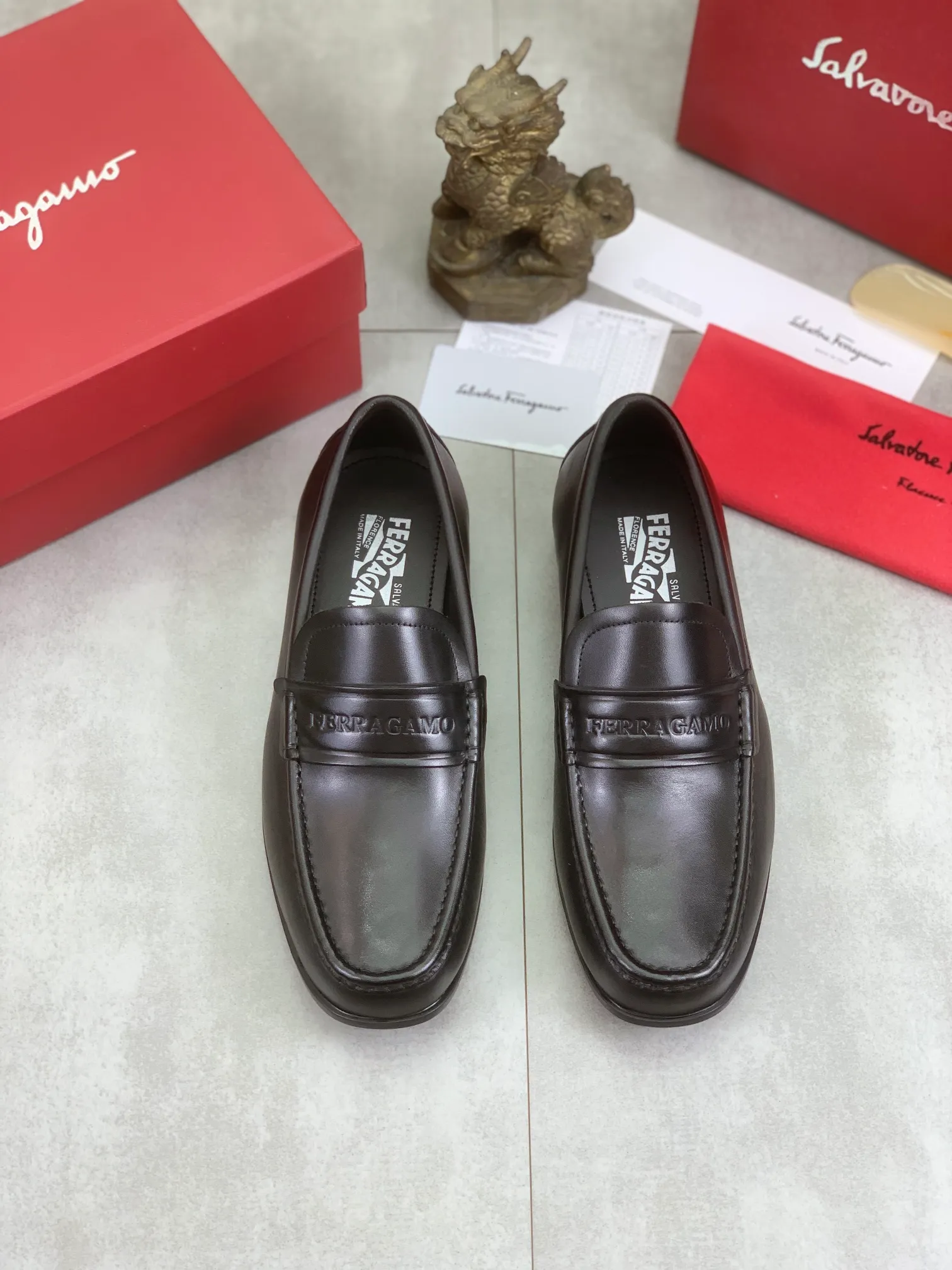 Men's Men's Shoes 💰P460💰[New Style] Water-dyed Niuli 🆘[Salvatore Ferragamo] Ferragamo's latest casual business leather shoes for men! Available at counters simultaneously! The fabric is made of specially imported original calfskin, and the interior is made of imported water-dyed cowhide. It is absolutely luxurious and leads the fashion trend. Matching code: 38-45; 3⃣️ colors available